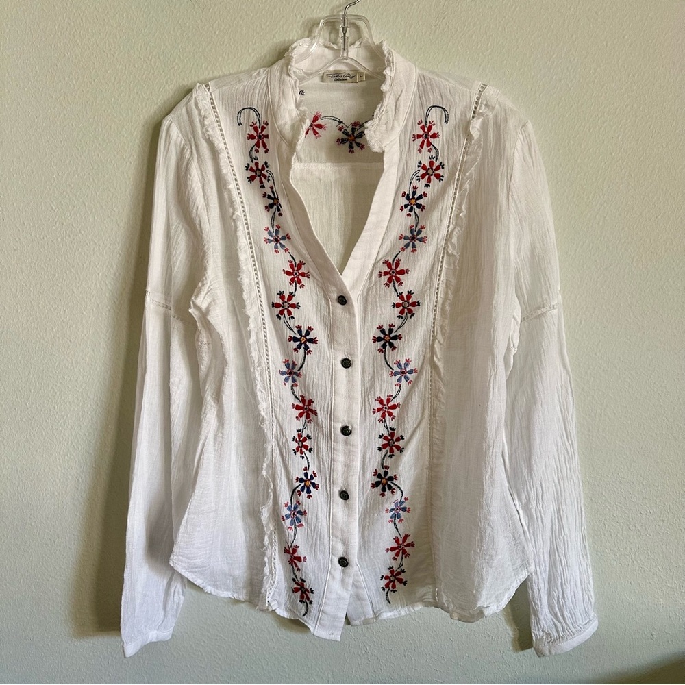 Tasha Polizzi White Shirt with Red and Blue Embroidery Sz M Western Boho Rodeo